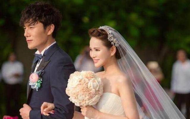 热依扎恢复机场照(热依扎晒全家福感谢粉丝)