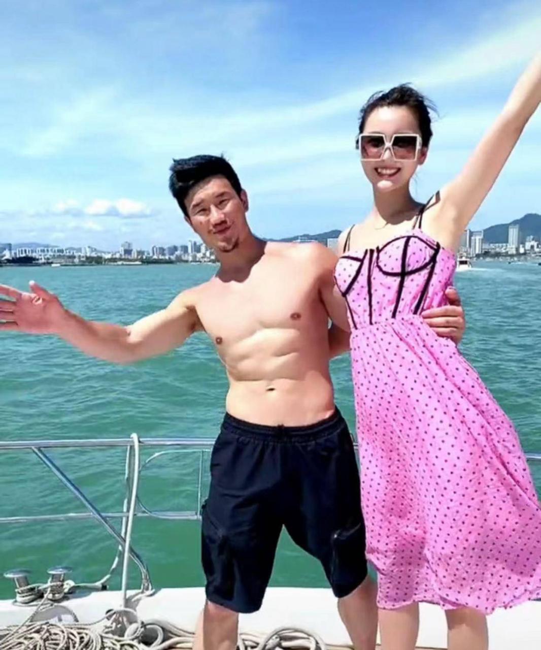 嘎子带着一家四口乘游艇出海。他的妻子又热又白，他的两个儿子看起来像他们的父亲。