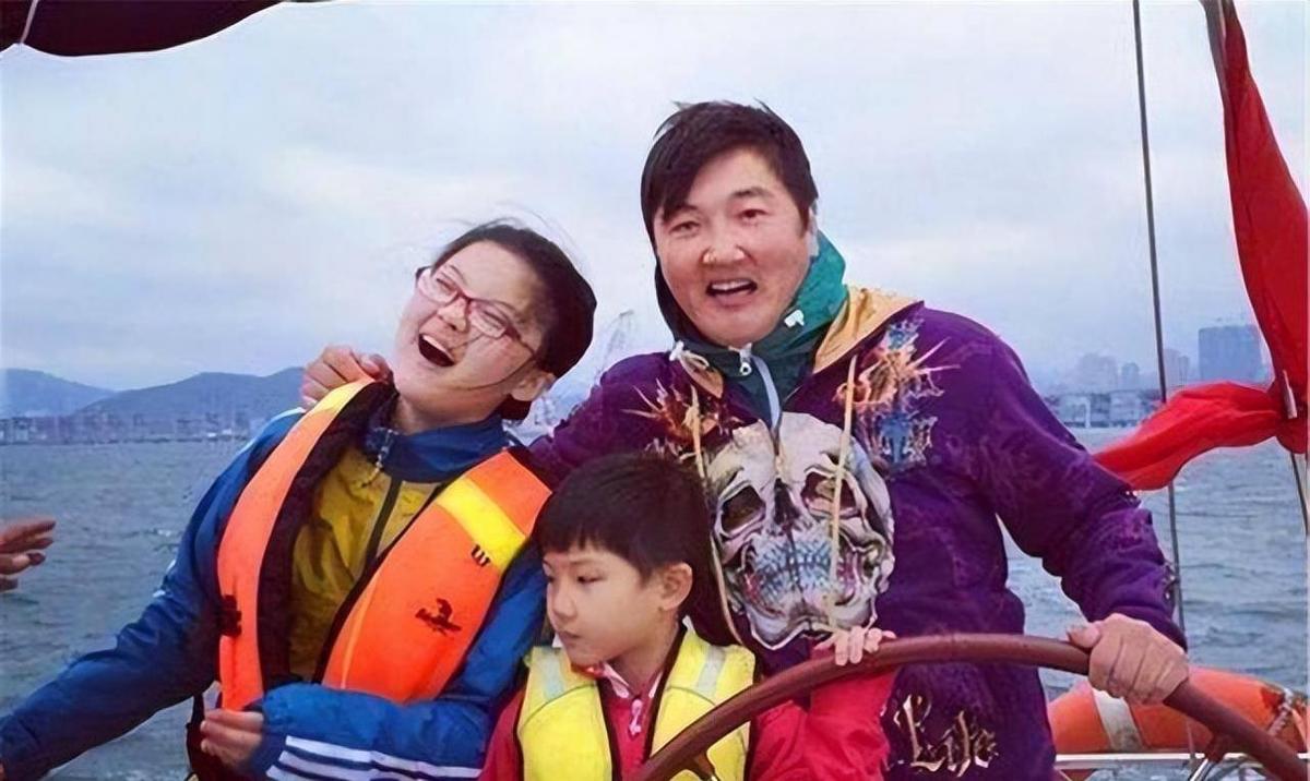 孙带着女儿去看戏了。22岁那年,她买了宝药。宝瑶的外貌变化很大,她很苗条,有皮肤。