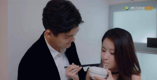 与刘烨的面条之吻引发团战,杨幂、张钧米、迪伦献上最美之吻。