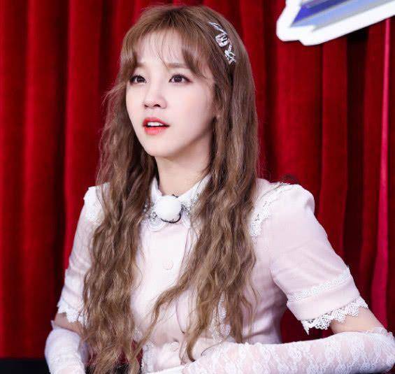 齐豫终于从卷发变成了直发。看到她的“外八”刘海,网友笑了:真好看。