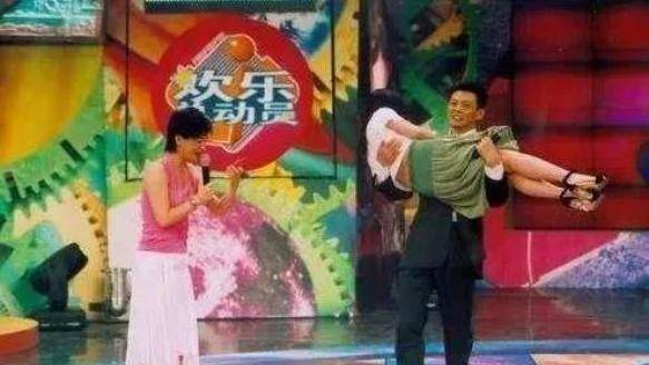 和董卿在一起6年,和倪萍是舞台搭档。56岁的程倩现在已经是冻男神了。