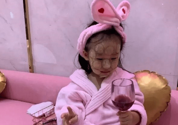 秦昊的女儿“反向”成长,五官越来越精致,颜值也逐渐向伊能静靠拢。