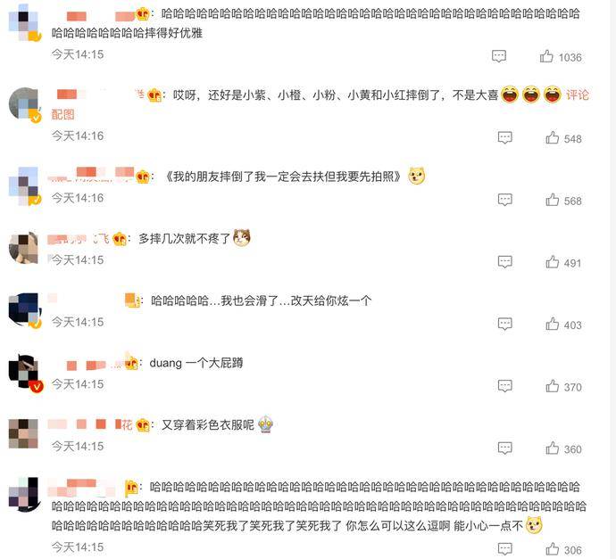 女演员吉娜(Gina)玩滑板时脸朝下摔倒,双手撑着腿,张嘴惊呼自己吓坏了。