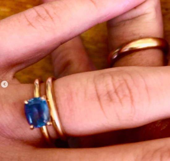 父女之爱，修成正果！这位60岁的奥斯卡奖得主娶了一个比她女儿还小的31岁的妻子。