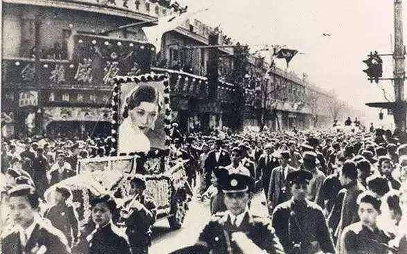 名人的葬礼(死后30万人为她送葬)