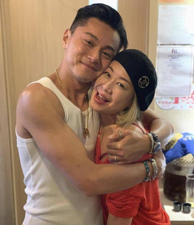 戴眼镜老演员(戴眼镜反派的老演员)