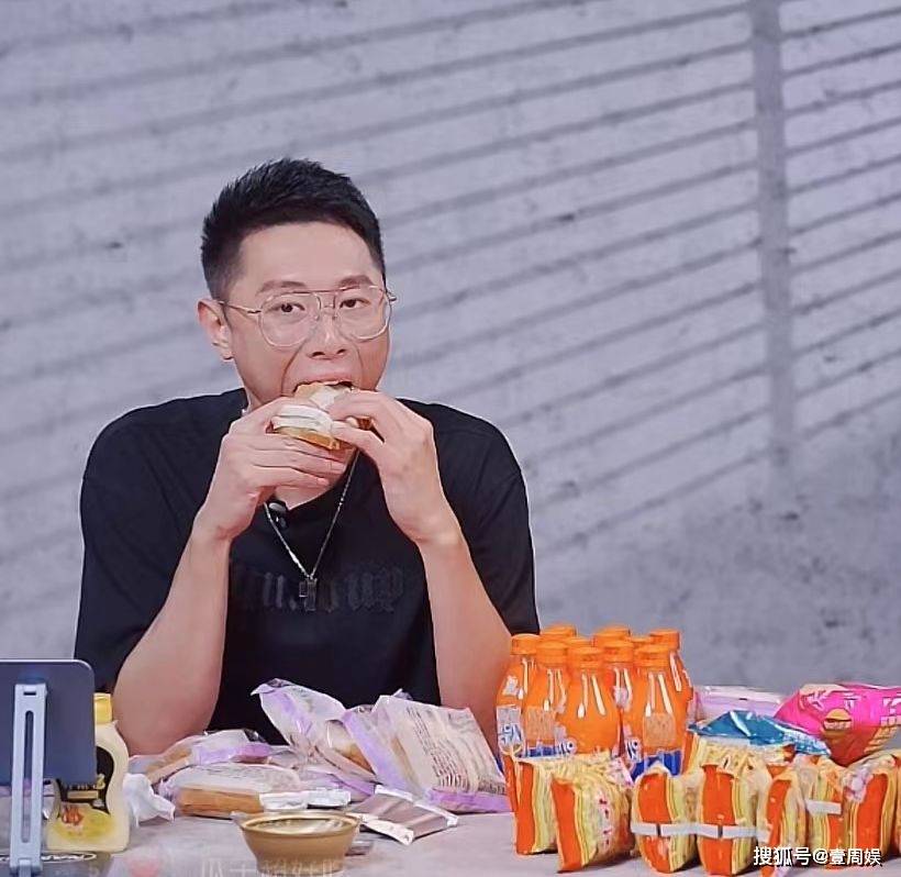 珍妮的老公在现场卖货,被面包噎着,皱着眉头,工作人员无动于衷。