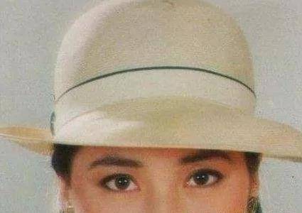 成龙媳妇林凤娇年轻时(成龙和林凤娇结婚照片)