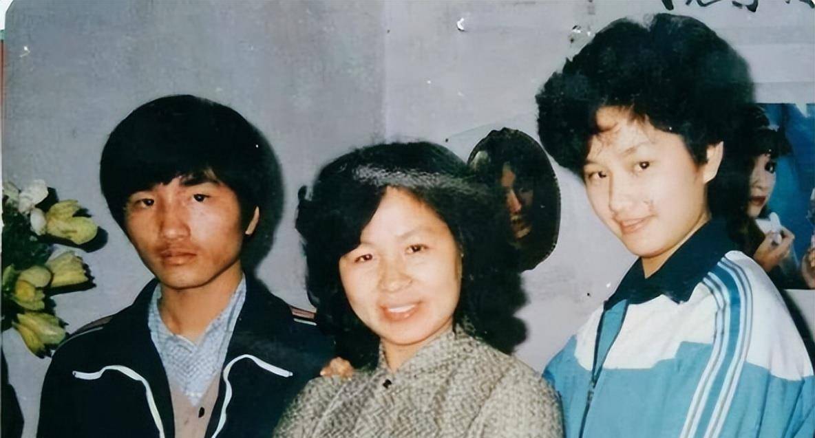 屈生日那天,胡在卡点送上祝福。他的友谊30年没变。爱上四个男人后,