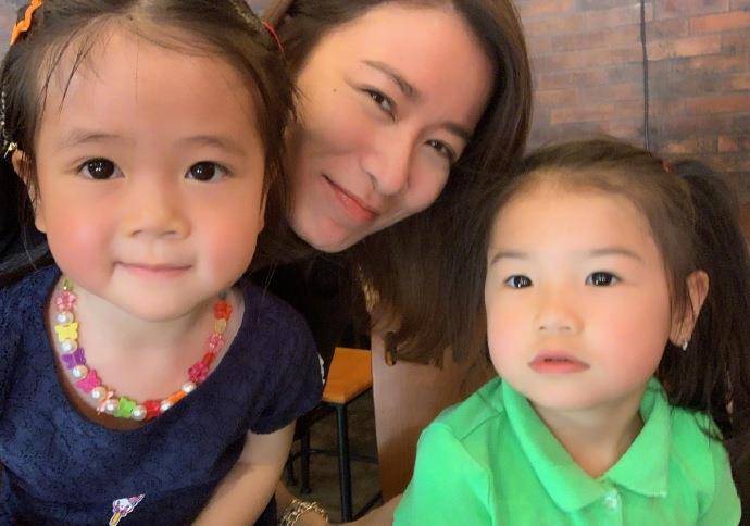 佘诗曼沐浴在阳光中庆祝女儿的生日。她的母爱溢于言表,她灿烂的笑容很美。