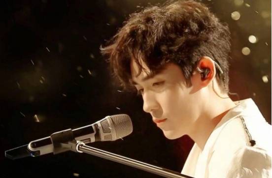 朱一龙是怎么坚持了十年才成名的(颜值与实力并存的国民偶像朱一龙)