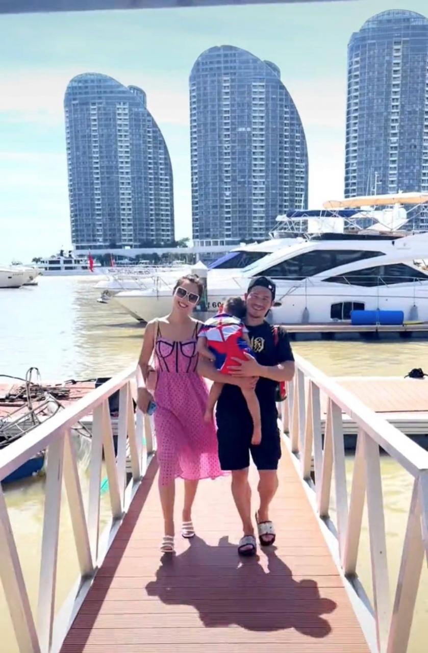 嘎子带着一家四口乘游艇出海。他的妻子又热又白，他的两个儿子看起来像他们的父亲。