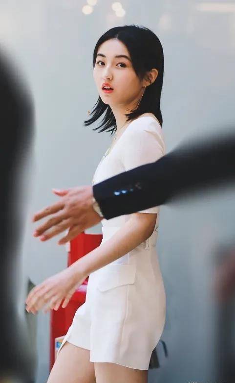 12岁的张子枫的“肉肉照”火了,她的大腿比现在粗一倍,不愧是美丽狂人!