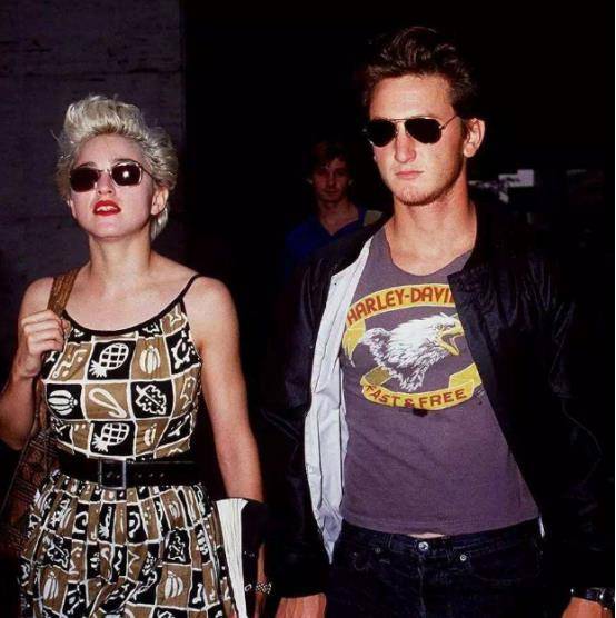 父女之爱，修成正果！这位60岁的奥斯卡奖得主娶了一个比她女儿还小的31岁的妻子。