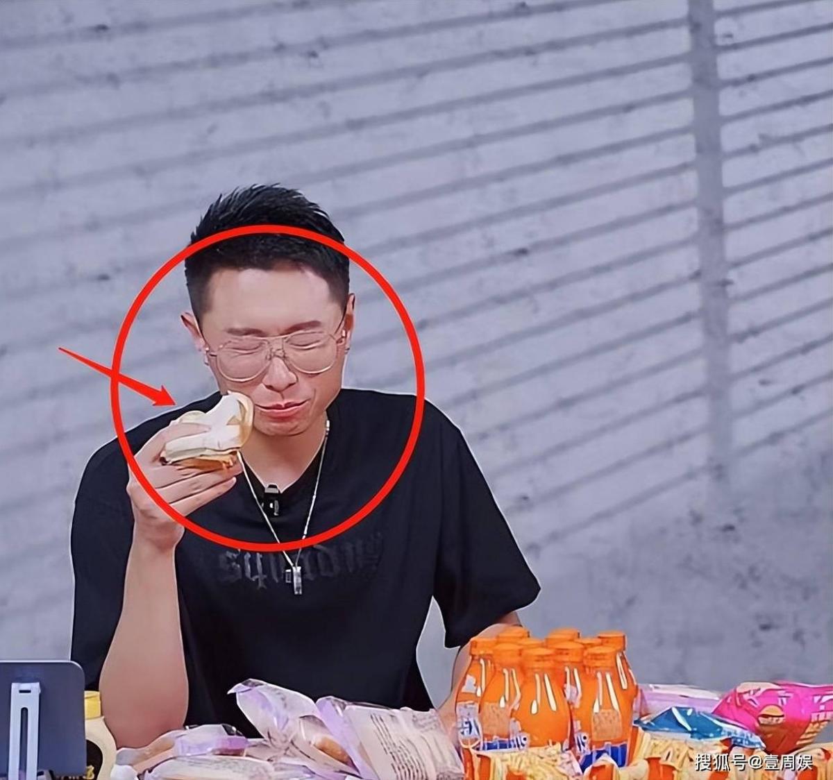 珍妮的老公在现场卖货,被面包噎着,皱着眉头,工作人员无动于衷。