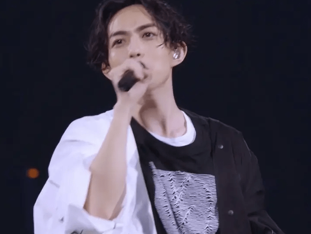 35岁的林宥嘉拍照帅气，下巴尖得像锋利的匕首。粉丝担心她太瘦不健康。