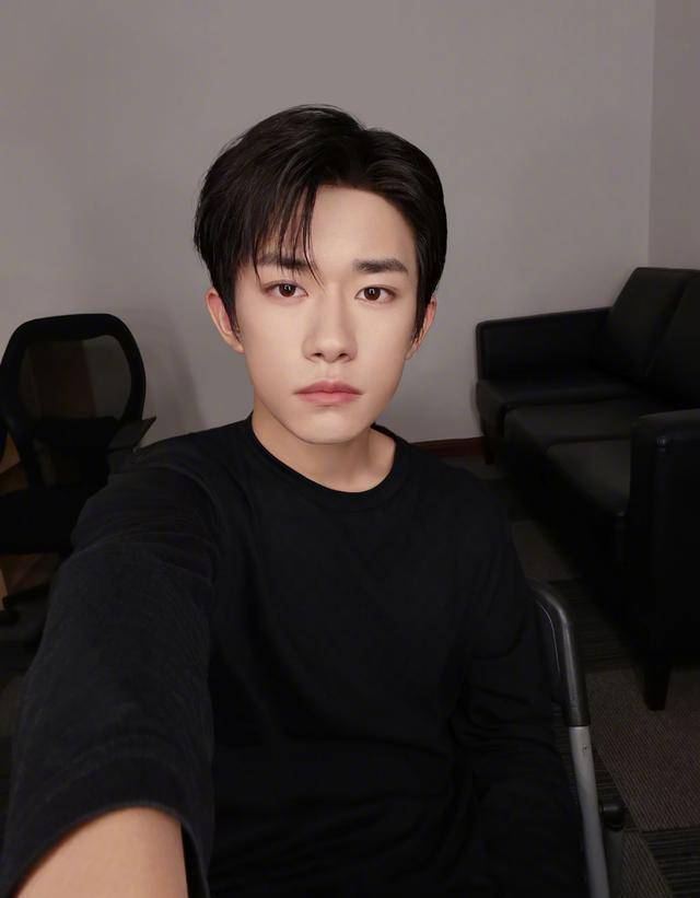 易烊千玺穿军装照片(易烊千玺黑衣照)