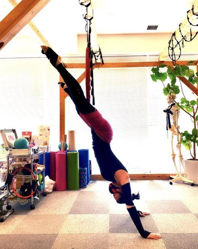 藤原纪香,49岁的和服,时尚动人。她自拍没有皱纹,参加老公的歌舞伎表演。