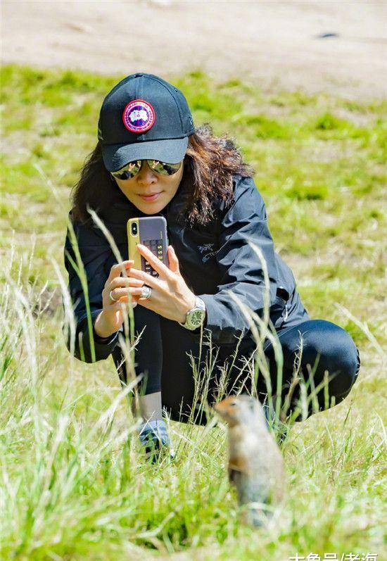 刘嘉玲自拍了一张照片，用五个字来概括她的心情。她是那么美，没有恨也没有爱！你什么时候回家？