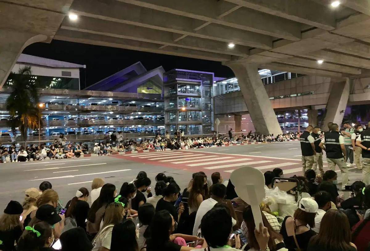 太热了!王排队出现在机场。为了防止老人被推倒,她主动拦住了保镖。