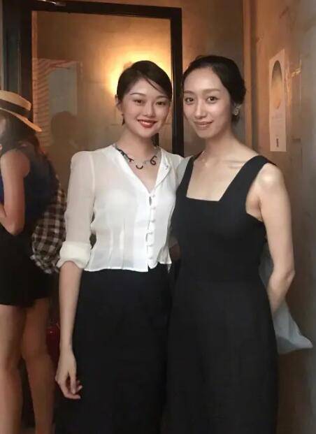 热依扎恢复机场照(热依扎晒全家福感谢粉丝)