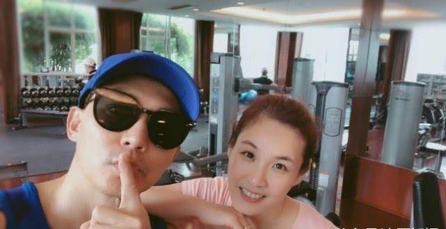 刘畊宏晒出夫妻的运动照,紧握王婉霏的手示爱,夫妻俩心照不宣的卖起了可爱的甜蛋糕。