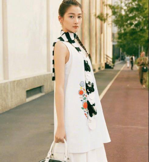 关晓彤看节目的样子很土很强势!而是被赞为漫画家!和坤合影比他强。