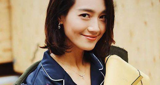 刘浩然真名叫刘源,刘亦菲以前叫安峰,Crystal原名土里土气,很配张馨!