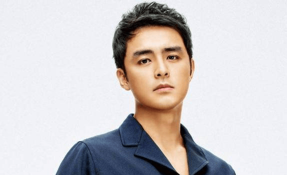 一出道就成了男主角,所有演员都成了一线明星。现在他的风采不减当年。