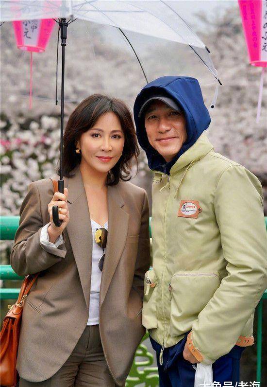 刘嘉玲自拍了一张照片，用五个字来概括她的心情。她是那么美，没有恨也没有爱！你什么时候回家？