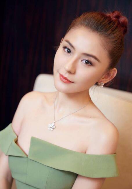 热依扎恢复机场照(热依扎晒全家福感谢粉丝)