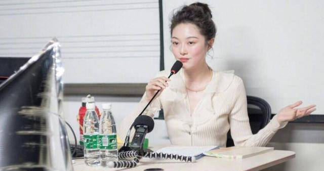 热依扎恢复机场照(热依扎晒全家福感谢粉丝)