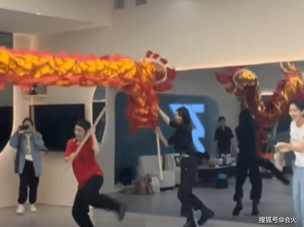 晒彩排花絮，打龚表情夸张，Ar  Fi舞龙太狠。