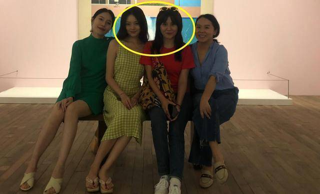 热依扎恢复机场照(热依扎晒全家福感谢粉丝)