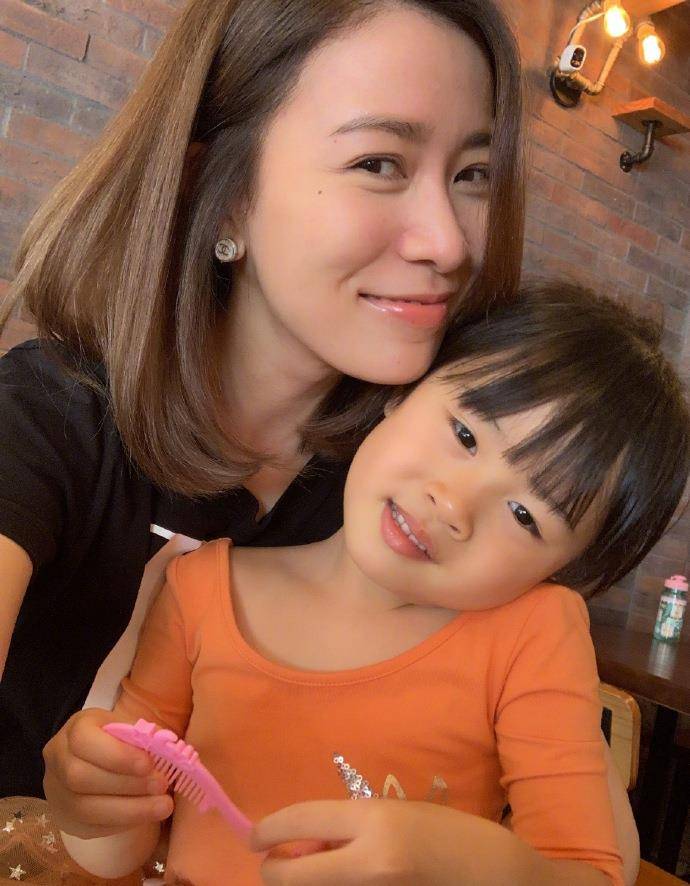 佘诗曼沐浴在阳光中庆祝女儿的生日。她的母爱溢于言表,她灿烂的笑容很美。