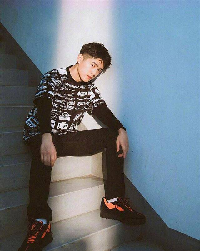 刘浩然终于拿到了驾照,可以自己去兜风了。不知道副驾驶会坐谁呢!