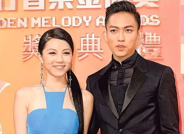 35岁的林宥嘉拍照帅气，下巴尖得像锋利的匕首。粉丝担心她太瘦不健康。