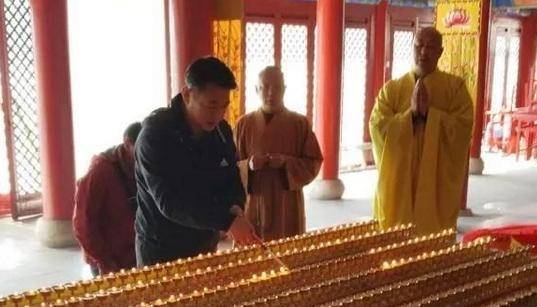 李连杰归隐佛门了吗?(李连杰山洞打坐)