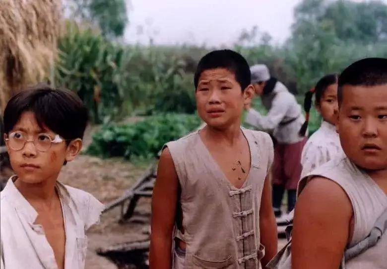 嘎子带着一家四口乘游艇出海。他的妻子又热又白，他的两个儿子看起来像他们的父亲。