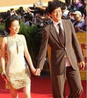 和董卿在一起6年,和倪萍是舞台搭档。56岁的程倩现在已经是冻男神了。