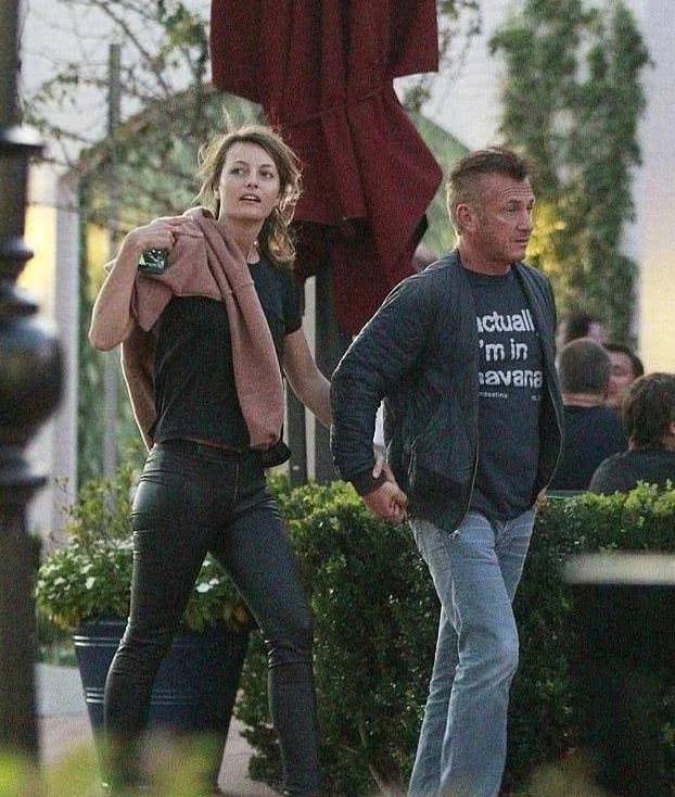 父女之爱，修成正果！这位60岁的奥斯卡奖得主娶了一个比她女儿还小的31岁的妻子。