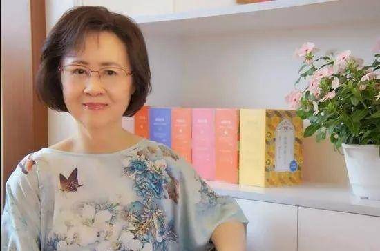 陶昕的前妻：她的丈夫为了琼瑶抛弃了妻子和儿子。她撕碎了三笑88岁带走丈夫的仇恨。