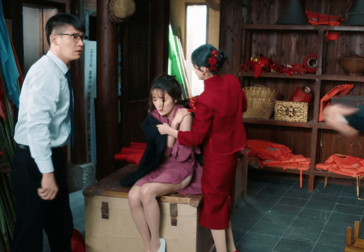 003010何幸运的经历了结婚的耻辱,面对职场骚扰,她留了手。