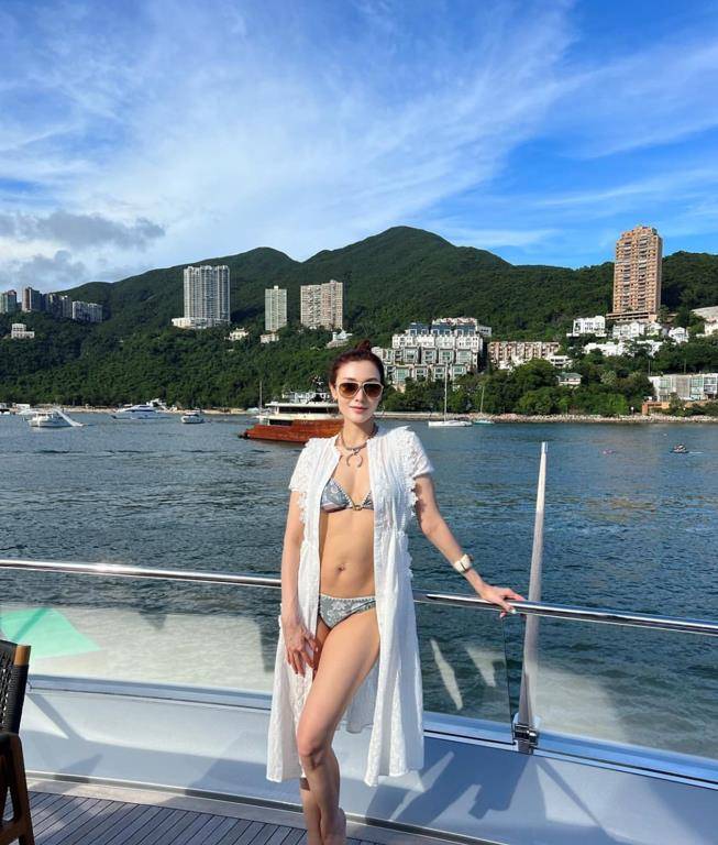 她是港姐冠军,曾经让香港富得昏昏欲睡,52岁的泳装身材依然傲人。