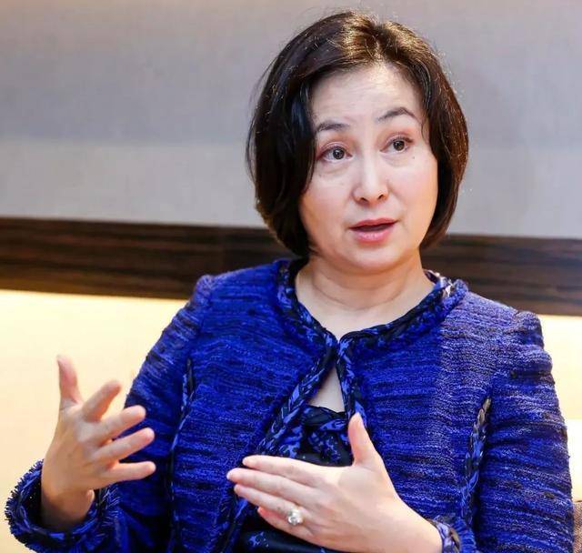 你无法想象与崩牙驹断交,与西米华竞争,拉拢梁安琪和何超琼的手段。