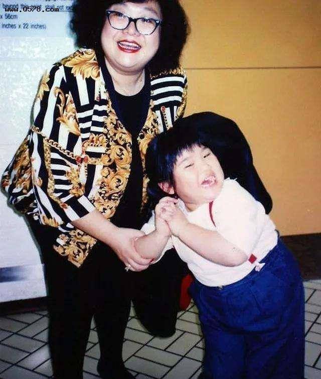 我爸不管，我妈不在。有一次我跪在男朋友面前求他不要走。郑投诉过郑吗？