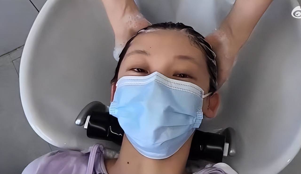 昕薇晒着月亮！产后恢复很快，老公Ryan贴心的陪着超开心。