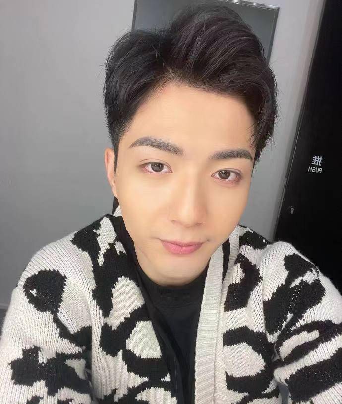 突然,这个新来的TVB学生暴露了他糟糕的私生活。令人惊讶的是,他发表了许多评论,并打破了