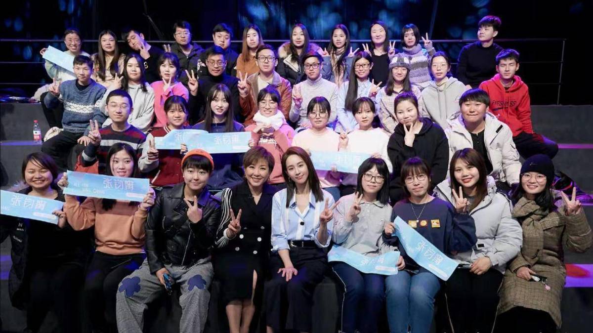 张钧甯的家庭(张钧甯家境曝光,妈妈是教授爸爸学法律,外公家教更严格)